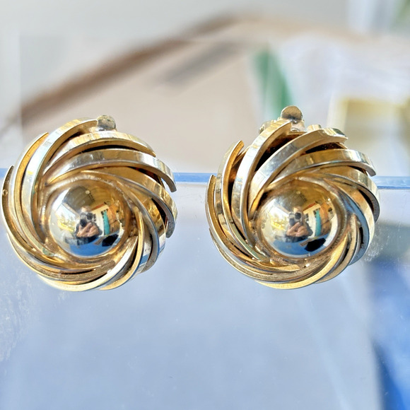 Vintage Gold-tone Spiral Swirl Design Clip On Earrings - Picture 7 of 12